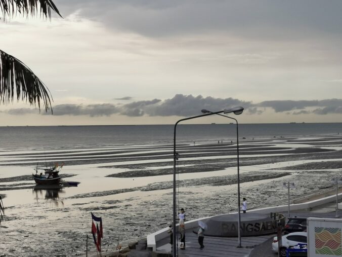 The Eggman - A Tale of eggs by Graham Lawrence. The picture shows a grey seascape of Bangsaen